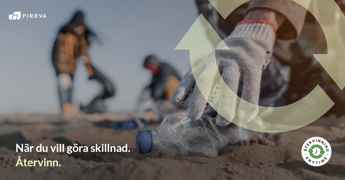 Återvinning Anytime Hand med handske som plockar upp plastflaska från sandstrand med logga till Återvinning Anytime. Texten: "När du vill göra skillnad. Återvinn".