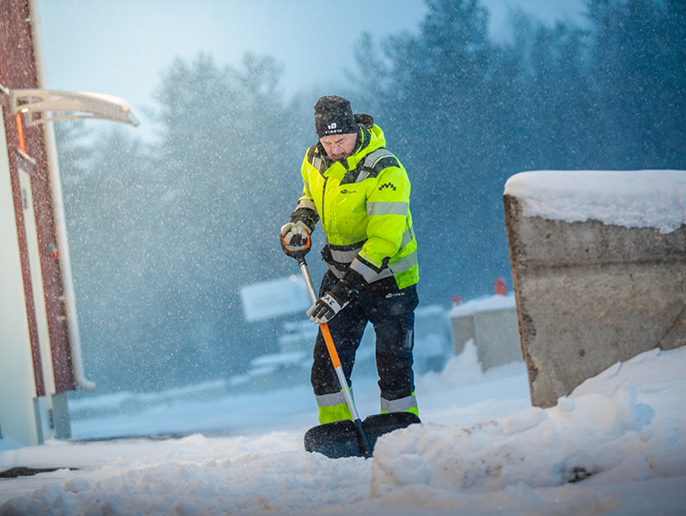 Anders Eriksson skottar snö