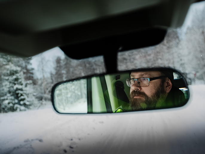 Daniel Ölund i bakspegeln på sin bil