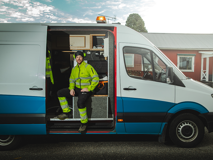 Mattias Fjellborg i sin filmbuss