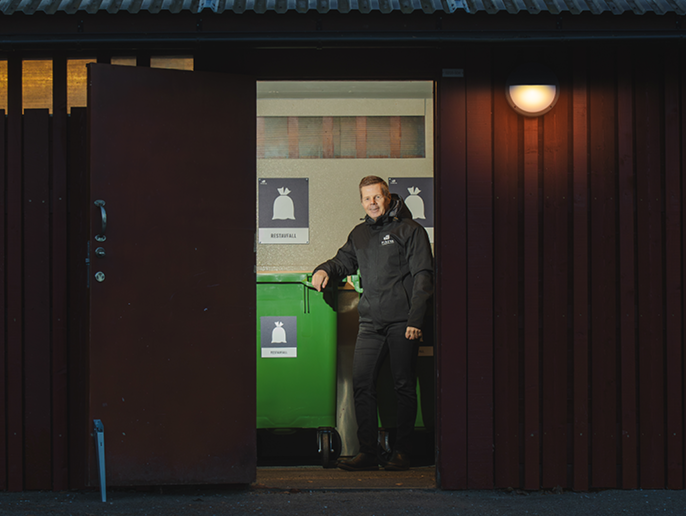 Niklas Johansson i dörröppningen till ett miljörum