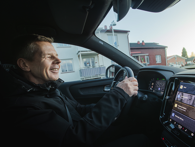 Niklas Johansson kör bil och ler